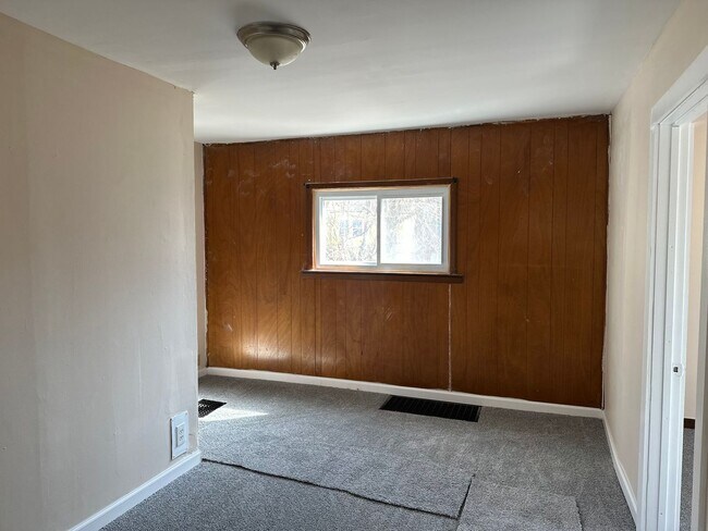 Building Photo - YUO WILL FALL IN LOVE WITH THIS COZY HOME !!!