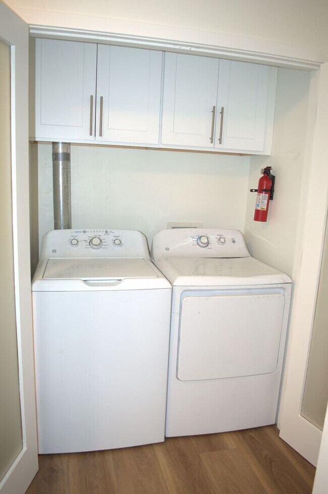 Building Photo - Crest23-25