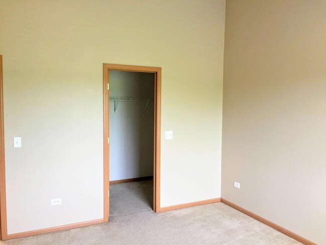 Building Photo - 525 Silverstone Dr