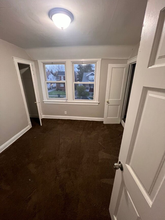 Building Photo - Section 8 Accepted: Affordable 3 Bed, 1 Ba...