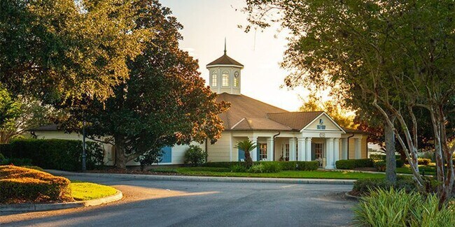 Building Photo - Live The Villages life: 3Bedrooms/2Baths furnished home with all the premier recreation access!