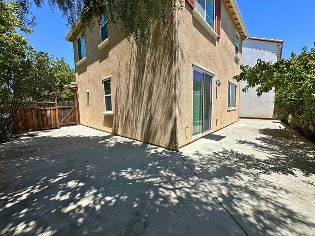 Building Photo - Stunning 4 Bedroom, 3 Bath Questa Home