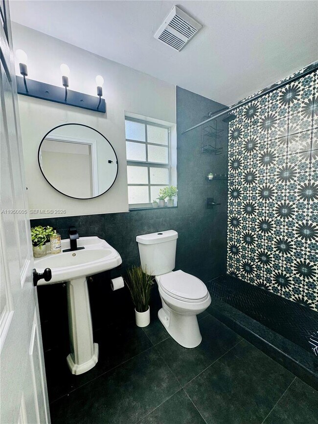 Building Photo - 1012 NE 17th Ct