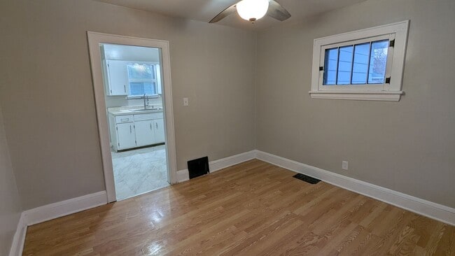 Building Photo - Charming 3-bedroom, 1.5-bathroom home located in the heart of Akron