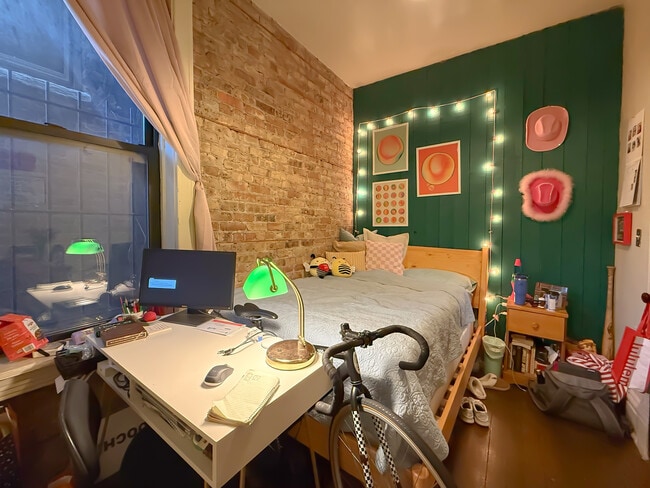 Building Photo - 3765 N Kenmore Ave