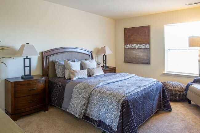 Building Photo - Two Bedroom Contemporary Style Apartment on the Third Floor