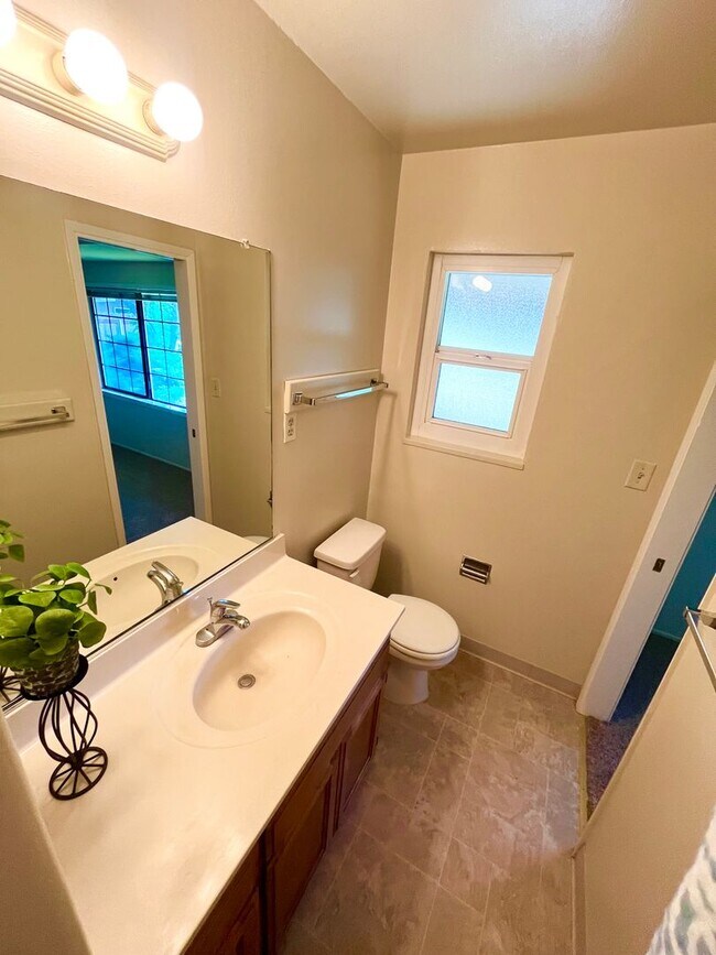 Building Photo - 3 Bedroom Home with a Backyard!!
