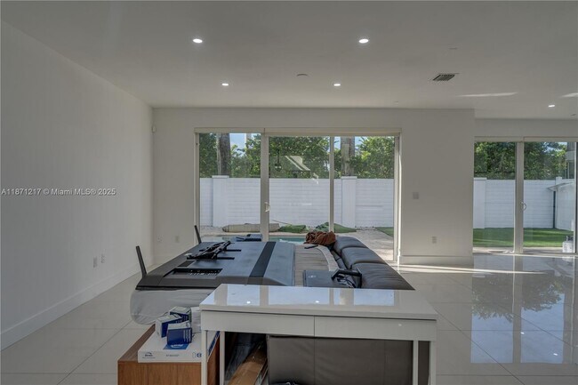 Building Photo - 9870 NW 74th Terrace