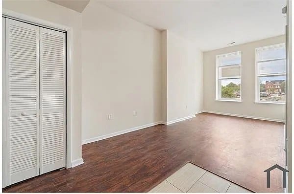 Building Photo - 317 E North Ave