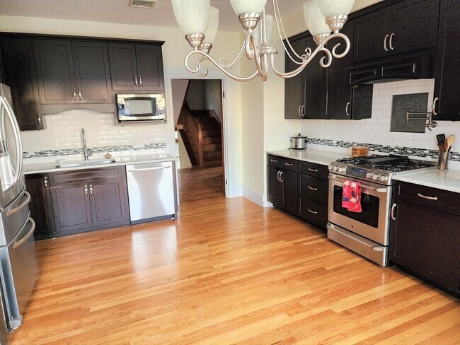 Building Photo - 128 Palfrey St