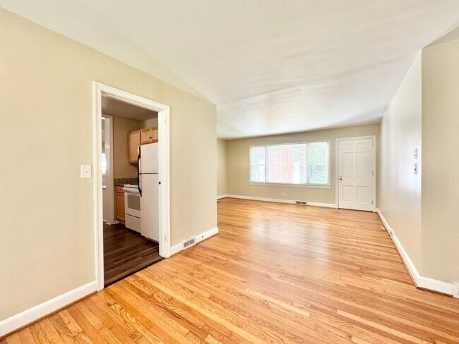 Building Photo - 3808 Parkwood Dr
