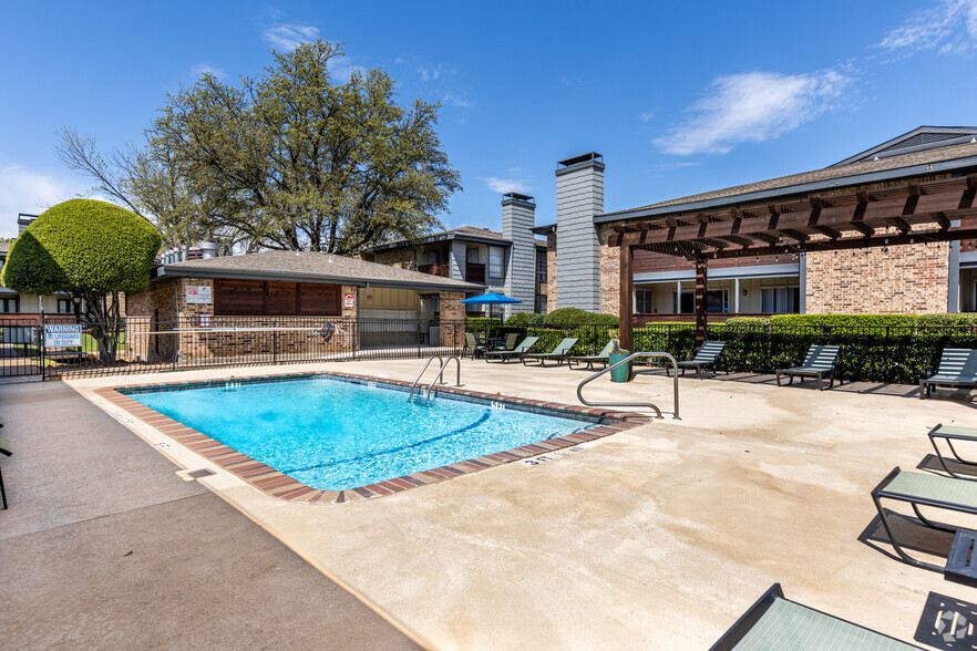 Sparkling Pool with Sun Deck - Spring Creek Apartments