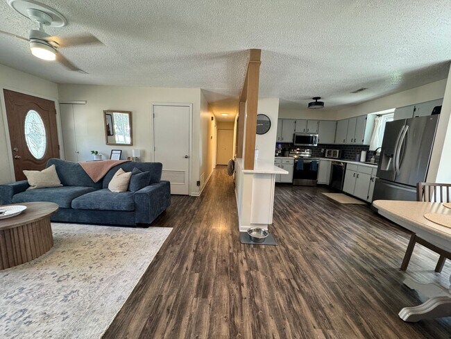Building Photo - Newly remodeled Eastside home
