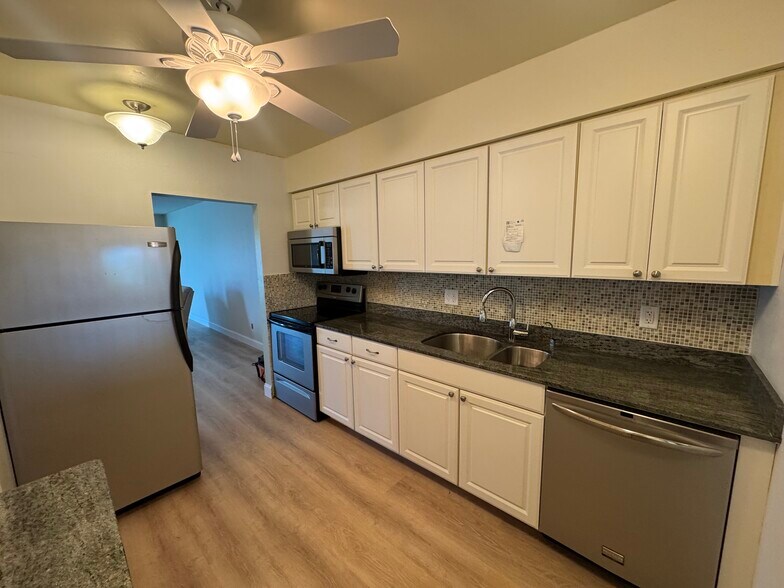 Kitchen - 868 Bayway Blvd