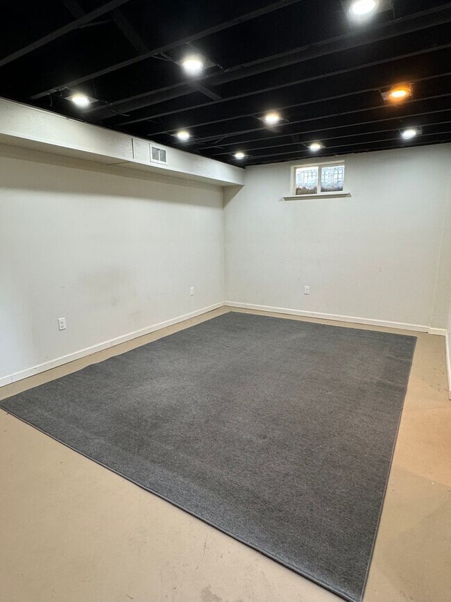 Building Photo - 1450 Marlborough Dr