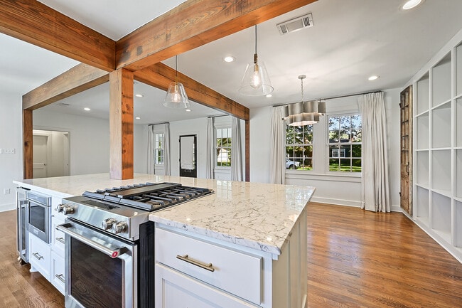 Building Photo - 1566 Country Club Dr