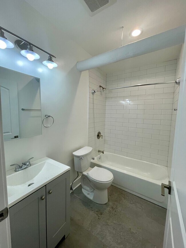 Building Photo - 5010 N Springfield Ave