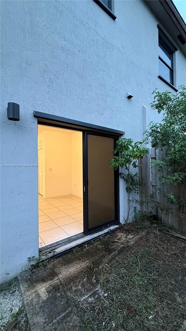 Building Photo - 947 NE 211th St