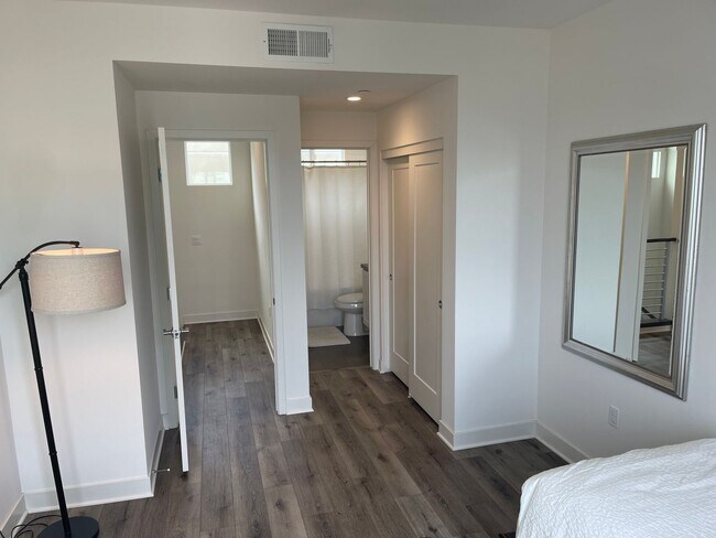 Building Photo - Water views! Less than a block from the ocean! 2 Bed 2.5 Bath Townhome!