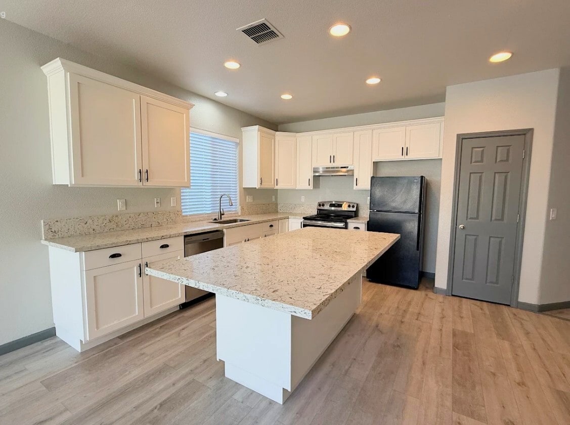 Building Photo - 633 Chandon Dr