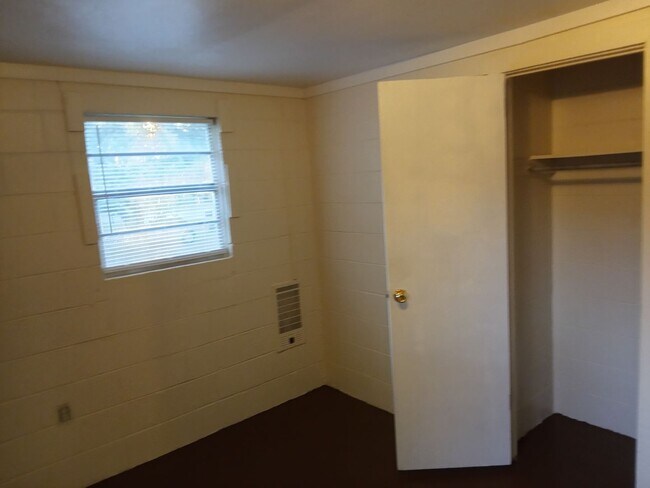 Building Photo - 1517 E Residence Ave