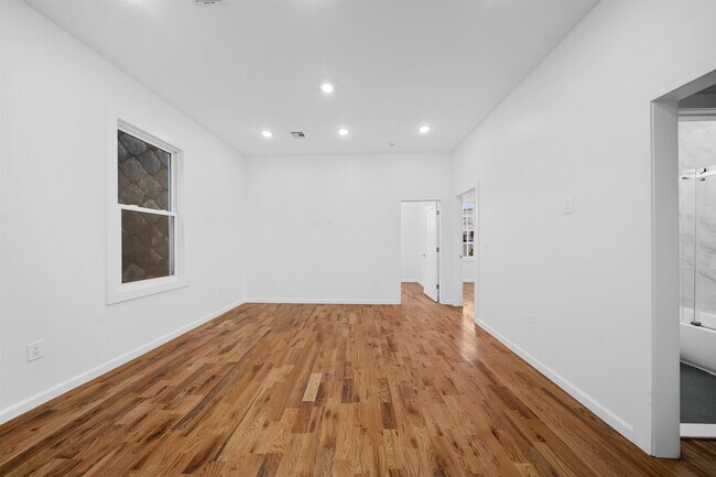 Building Photo - 1111 53rd St