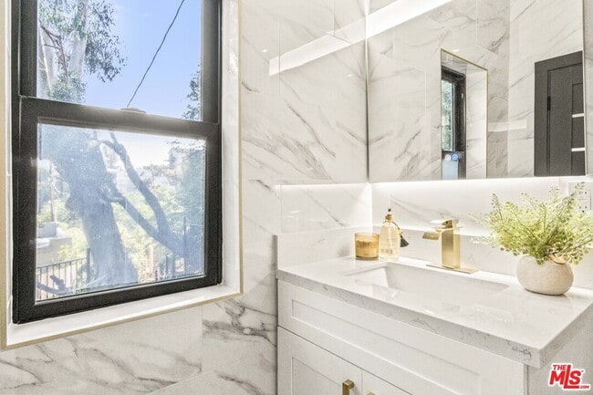 Building Photo - 2315 Loma Vista Pl