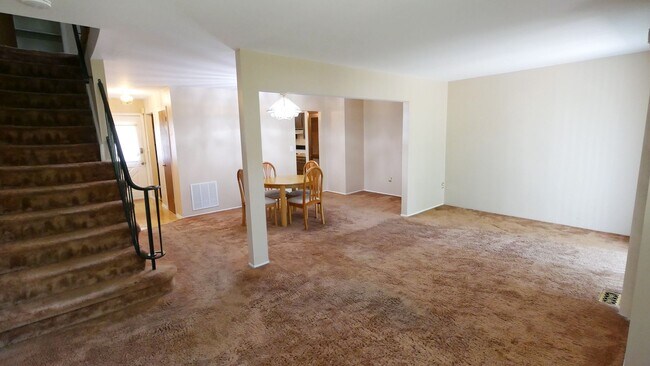Building Photo - End Unit Townhouse with Full Basement 2BR ...