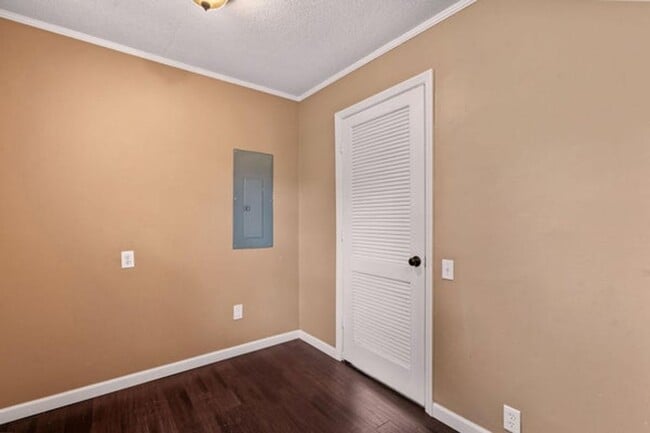 Building Photo - 3005 Pine Dr NE