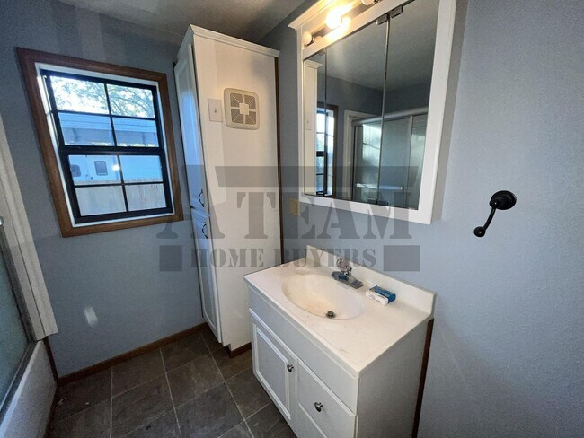 Building Photo - Spacious 2-bedroom, 1-bathroom home!