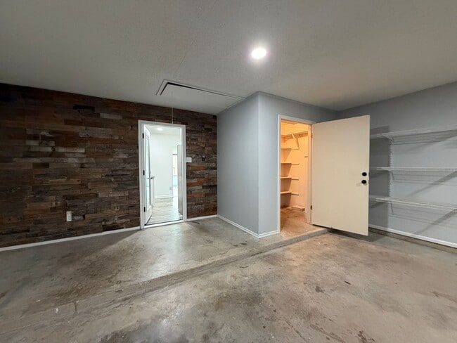 Building Photo - Renovated 4/2 in Beautiful Lago Vista Location