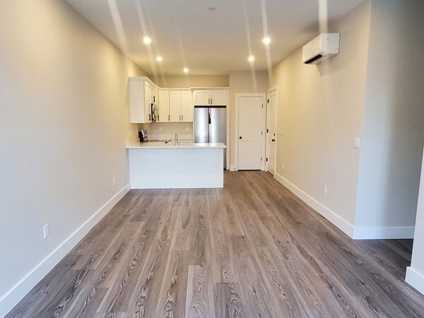 Building Photo - 64 Tolman St
