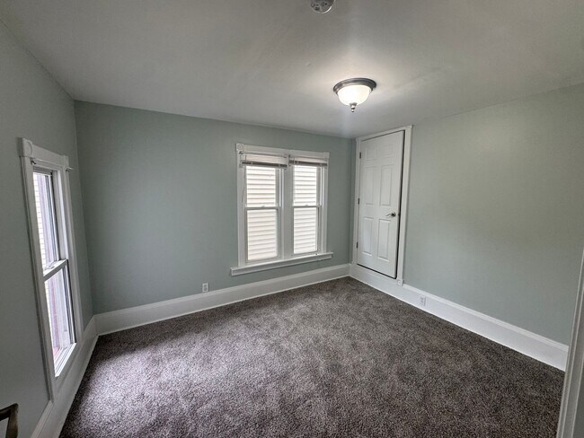 Building Photo - Large 4 bedroom home!