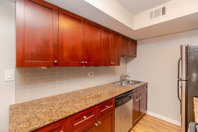 Building Photo - 931 W Leland Ave