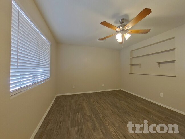 Building Photo - 2098 E Haflinger Way