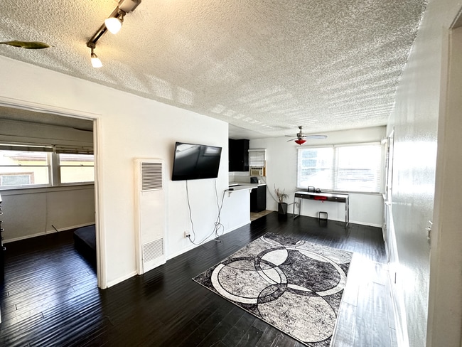 Building Photo - 946 Hilldale Ave