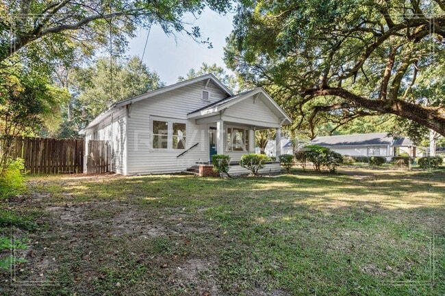 Building Photo - Updated 3 Bed 2 Bath with Large Fenced Yard