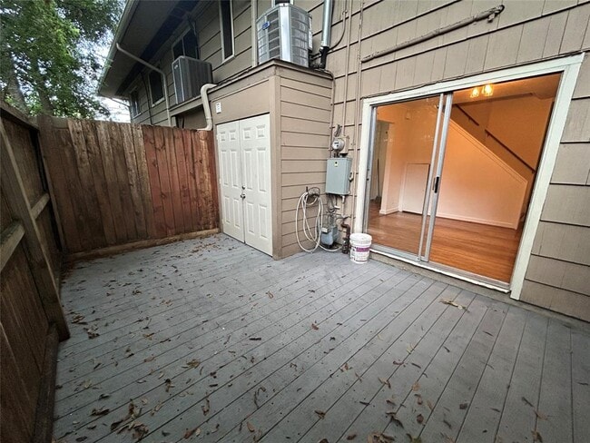 Building Photo - 4020 Blue Bonnet Blvd