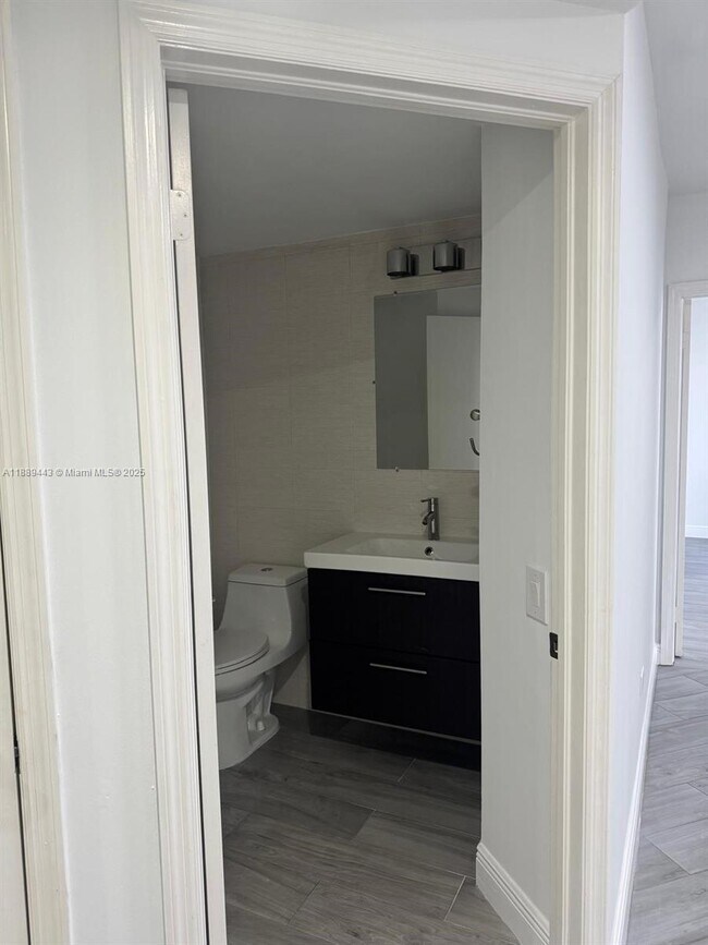 Building Photo - 701 Brickell Key Blvd