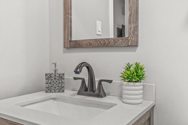 Building Photo - 4821 Walnut St