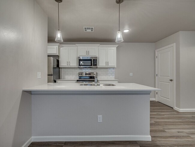 Building Photo - Very Nice 4 Bedroom 2 Bath Duplex in Oakdale Schools - Lawn Care Included