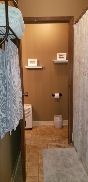 bathtub and hallway between bathrooms - 5325 Brody Dr