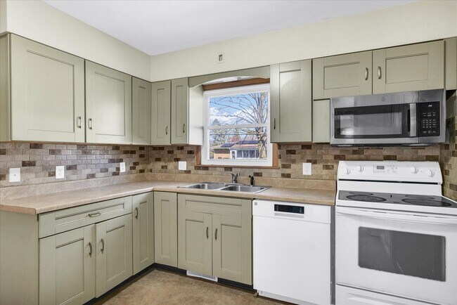 Building Photo - 220 Ivanhoe Way