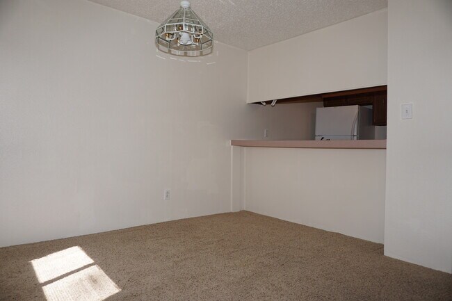 Building Photo - Spacious 2 Bedroom Condo
