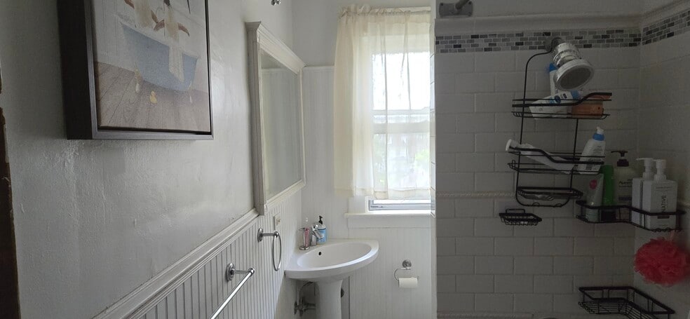 Building Photo - 33 Cottage St