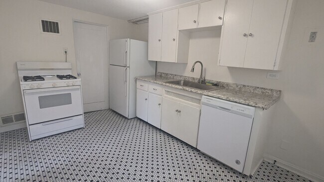 Building Photo - SUPER CUTE 1 BDRM IN DUPLEX HOME IN SLOAN'S LAKE AREA! GARAGE AND FENCED YARD!