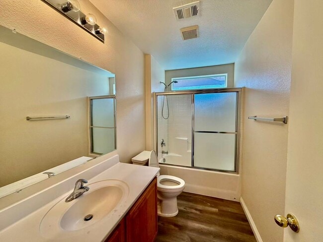 Building Photo - Well-maintained two-story home
