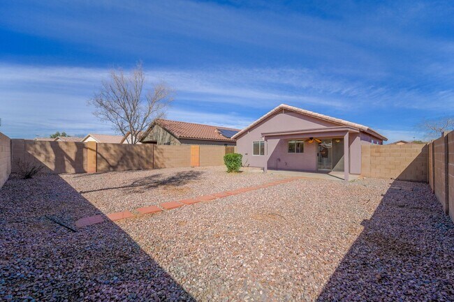 Building Photo - Prime Surprise Location | 3 Bed, Low-Maintenance Yard + Amenities
