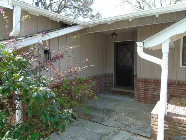 Building Photo - 2504 Maysville Cir NE