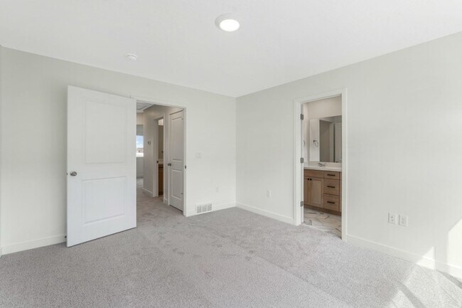 Building Photo - 12927 Trail